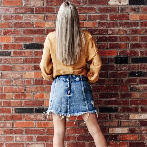 Cropped Button Front V Neck Top - Picture 11 of 16